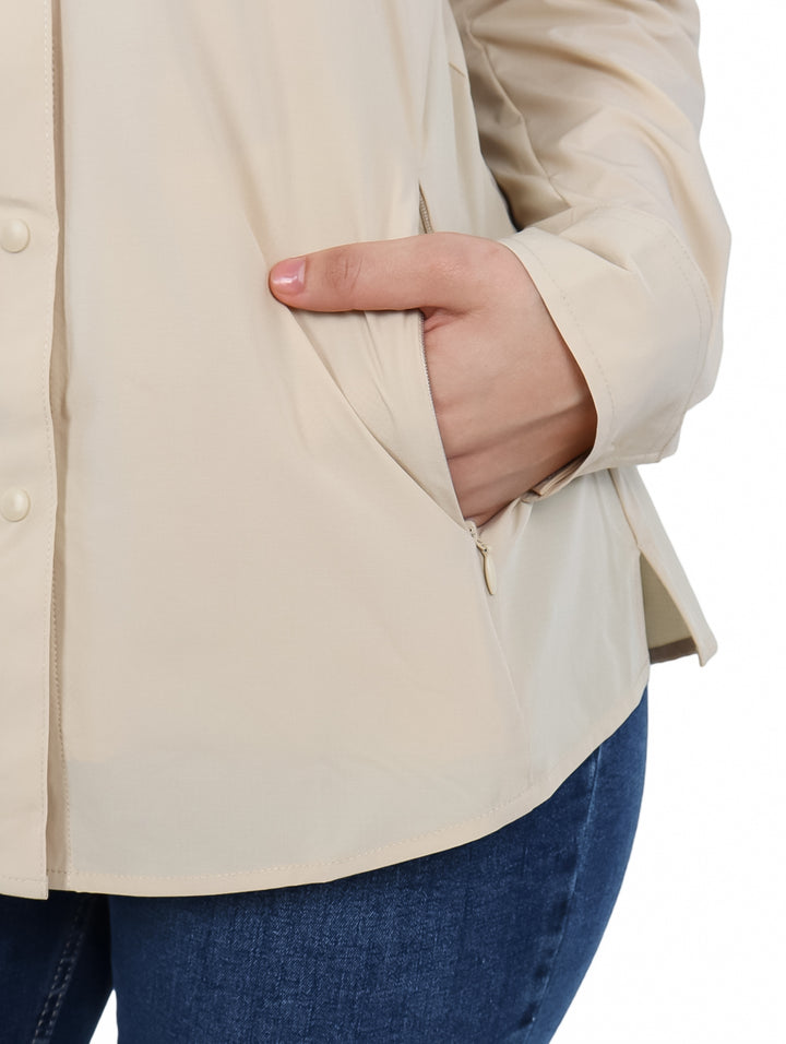 Mujer vistiendo una camisa de manga larga color beige fossil marca UNGA para actividades al aire libre.