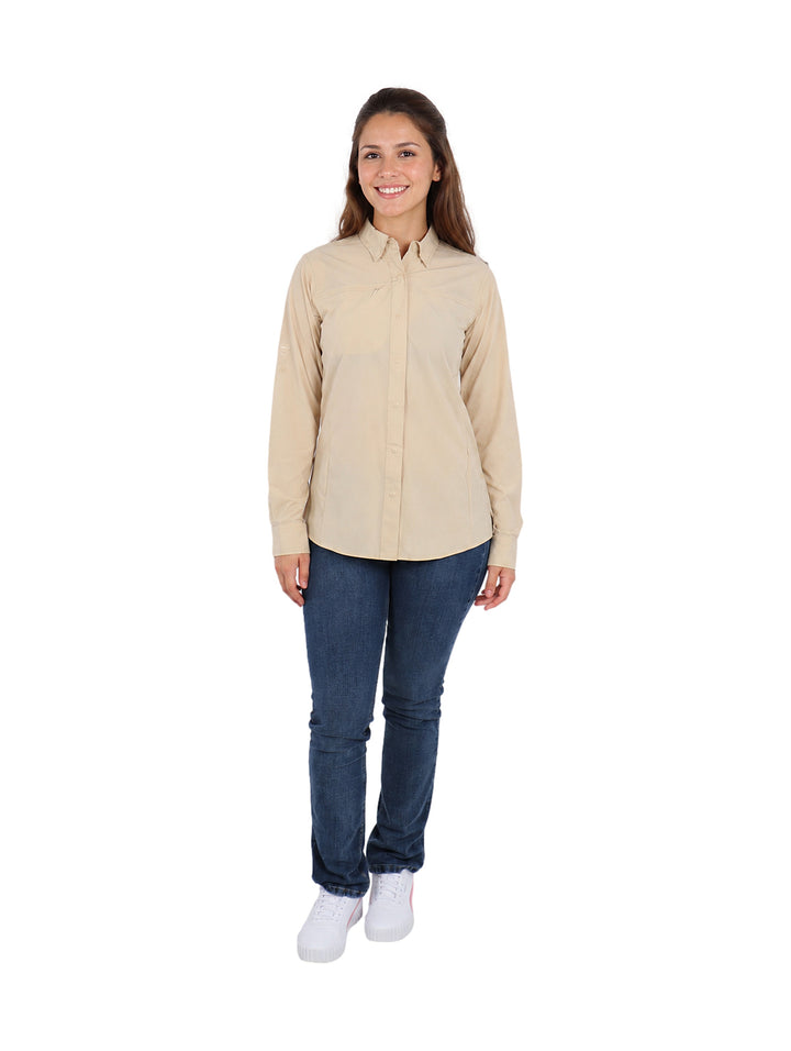 Mujer vistiendo una camisa de manga larga color beige fossil marca UNGA para actividades al aire libre.