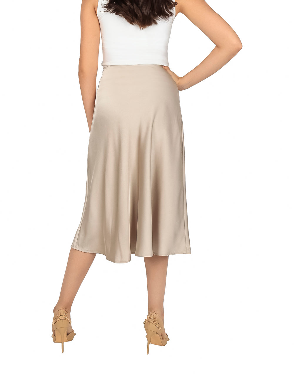 Falda midi de satín en color oro con acabado brillante.