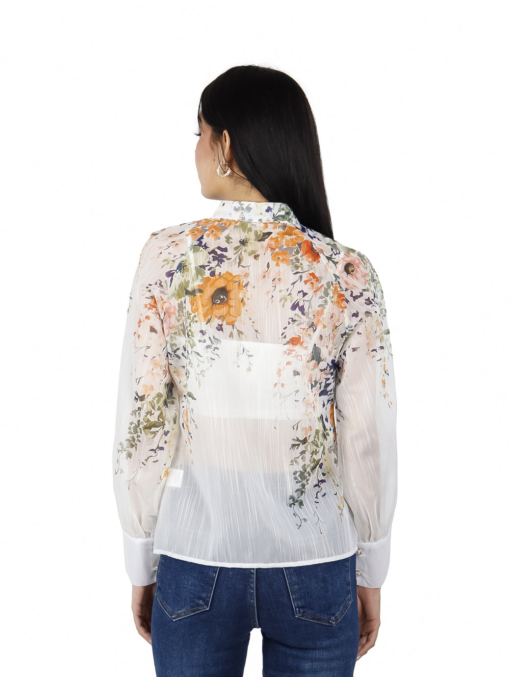 Blusa blanca de manga larga con estampado floral en tonos naranja y verde, con cuello y botones frontales.