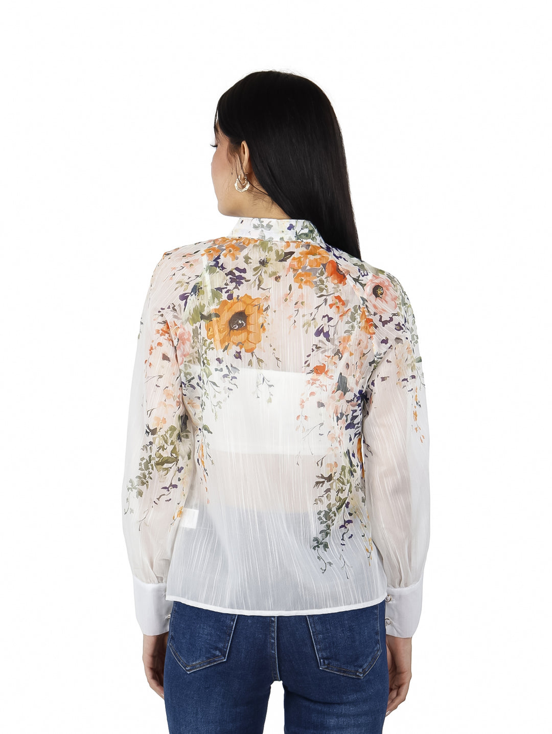 Blusa blanca de manga larga con estampado floral en tonos naranja y verde, con cuello y botones frontales.