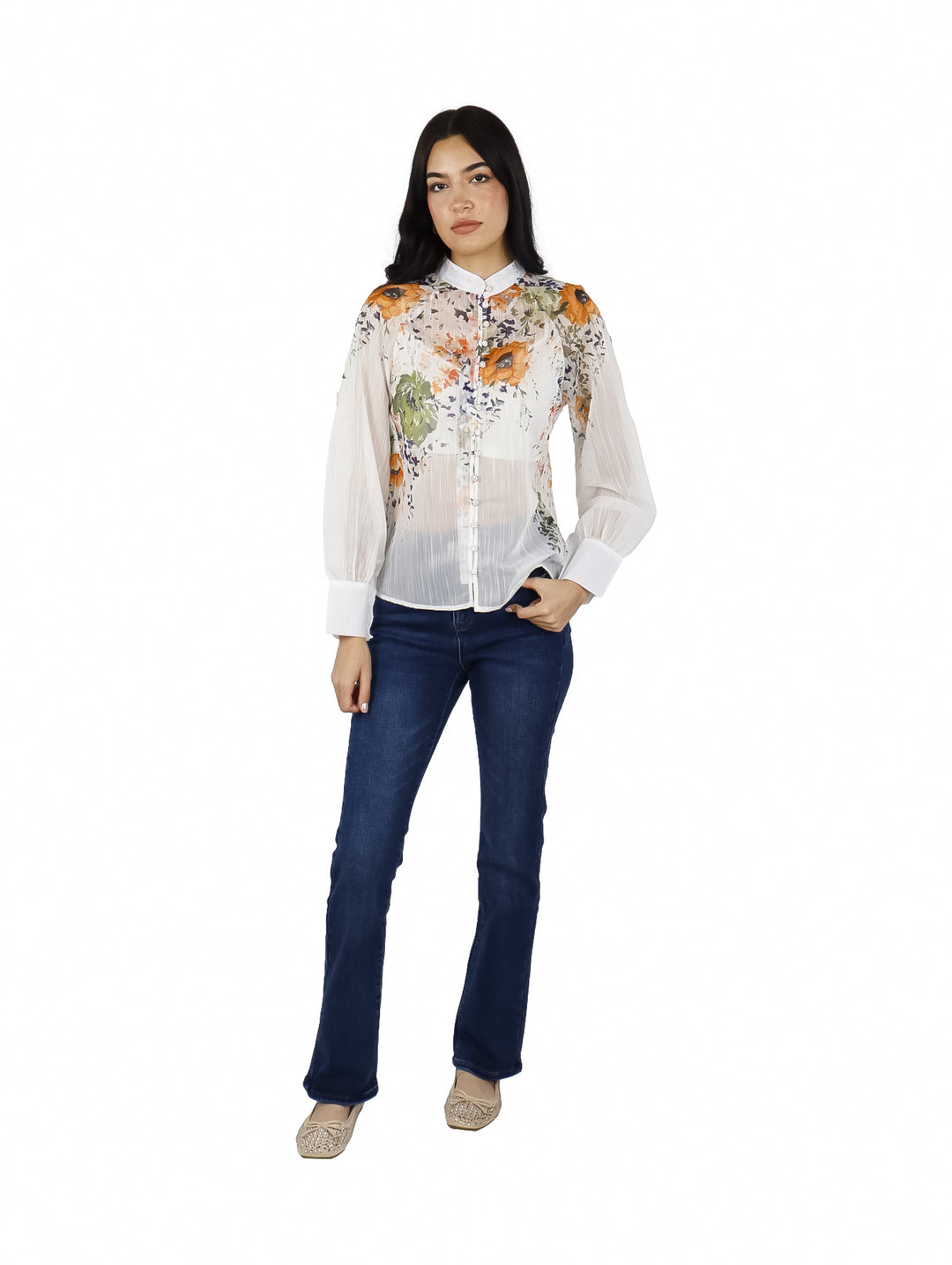 Blusa blanca de manga larga con estampado floral en tonos naranja y verde, con cuello y botones frontales.