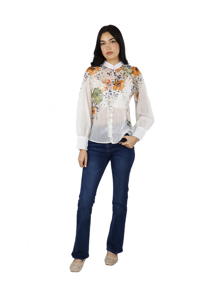 Blusa blanca de manga larga con estampado floral en tonos naranja y verde, con cuello y botones frontales.