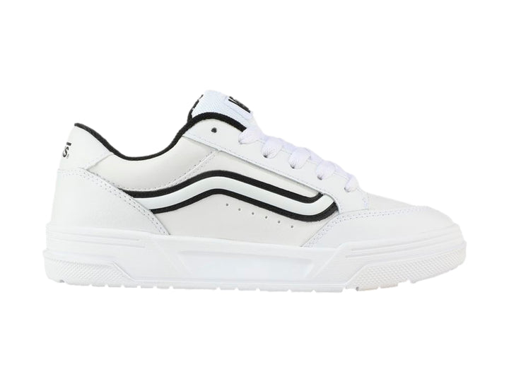 Tenis Vans blancos para Niño con franja lateral negra y suela blanca.