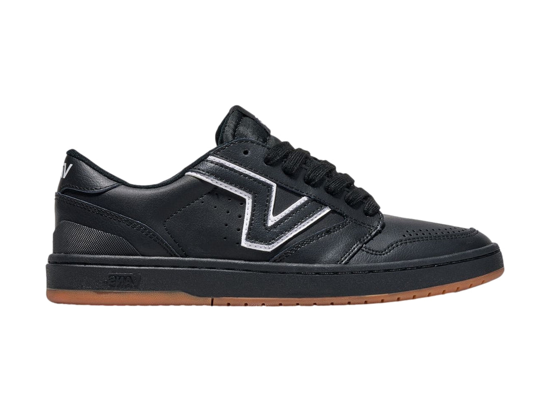 Tenis Vans Lowland 2.0 en color negro con suela color caramelo y detalles en blanco.