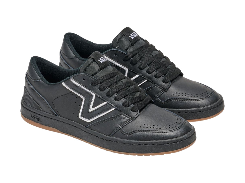 Tenis Vans Lowland 2.0 en color negro con suela color caramelo y detalles en blanco.