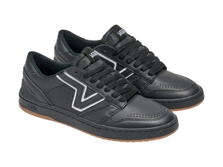 Tenis Vans Lowland 2.0 en color negro con suela color caramelo y detalles en blanco.