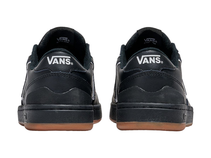 Tenis Vans Lowland 2.0 en color negro con suela color caramelo y detalles en blanco.