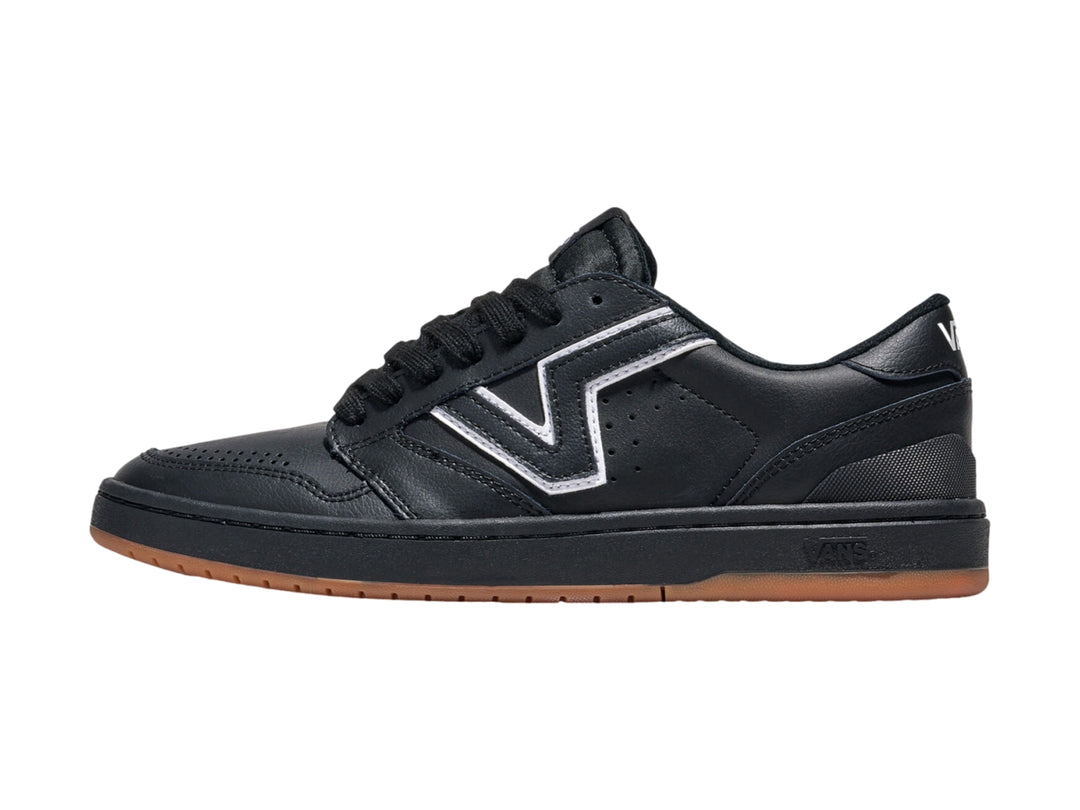 Tenis Vans Lowland 2.0 en color negro con suela color caramelo y detalles en blanco.