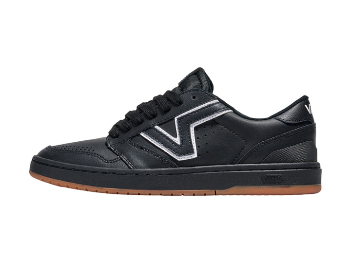 Tenis Vans Lowland 2.0 en color negro con suela color caramelo y detalles en blanco.