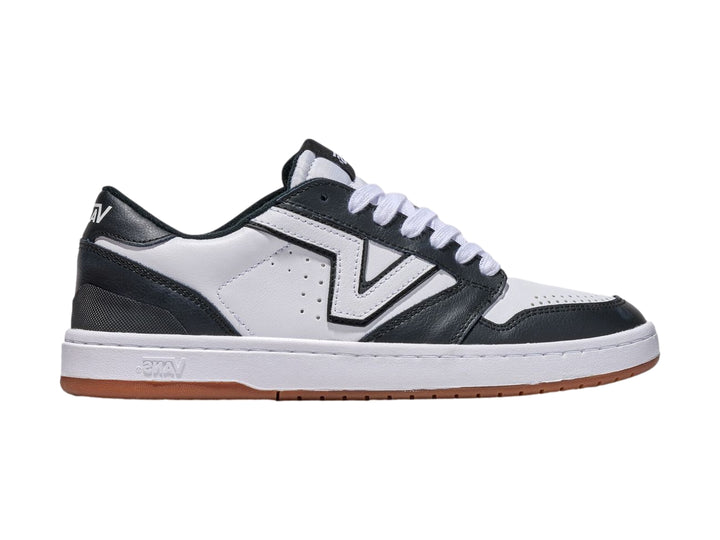 Tenis Vans Lowland 2.0 en colores blanco y negro con suela de goma color café.