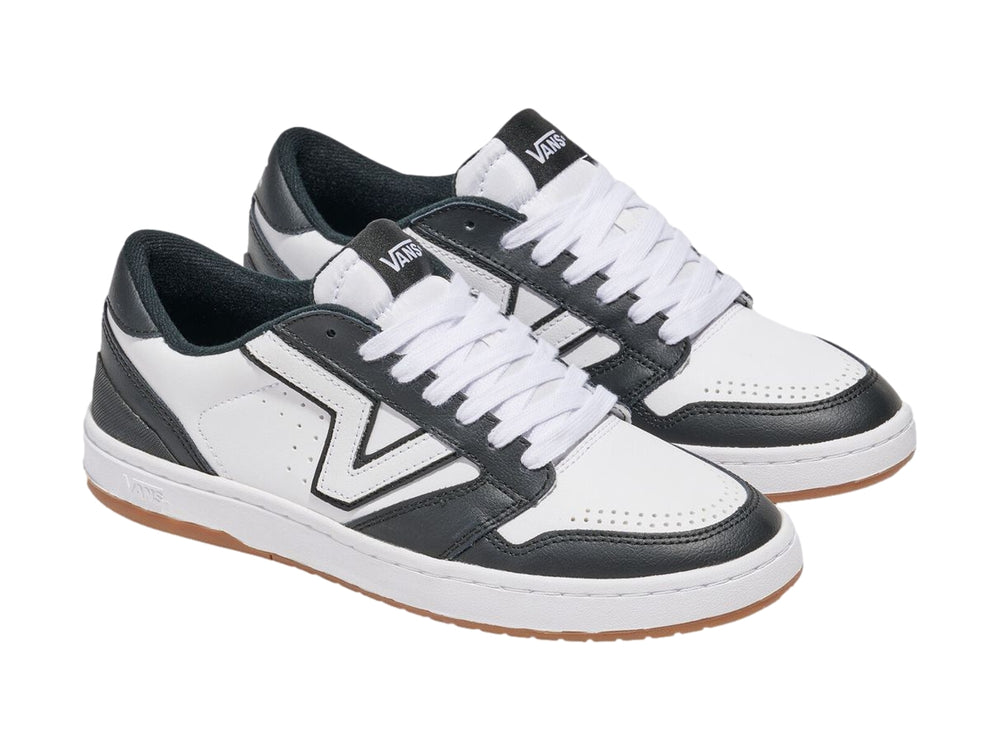 Tenis Vans Lowland 2.0 en colores blanco y negro con suela de goma color café.