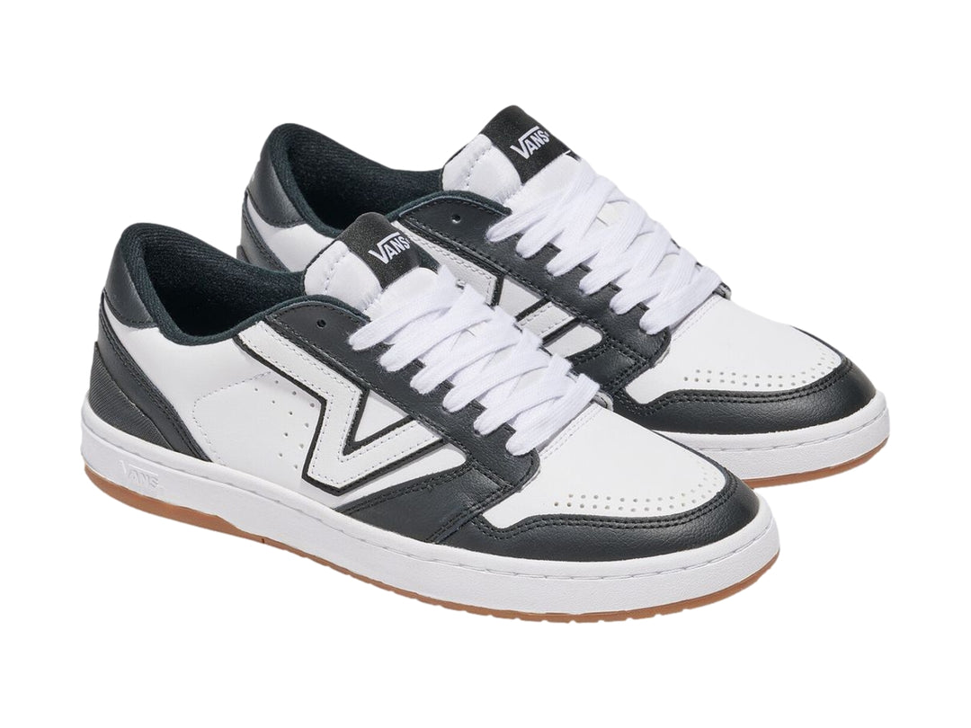 Tenis Vans Lowland 2.0 en colores blanco y negro con suela de goma color café.