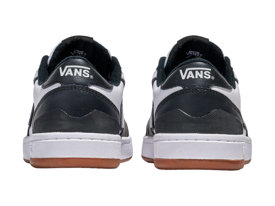Tenis Vans Lowland 2.0 en colores blanco y negro con suela de goma color café.