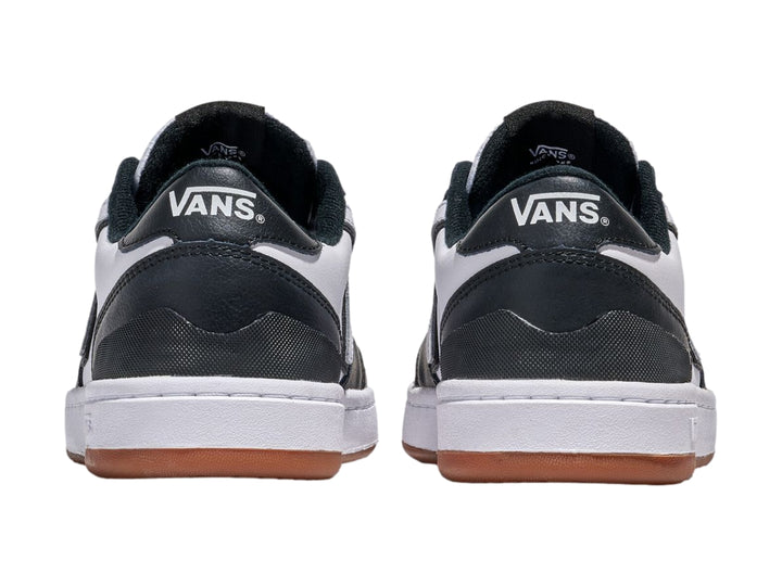 Tenis Vans Lowland 2.0 en colores blanco y negro con suela de goma color café.