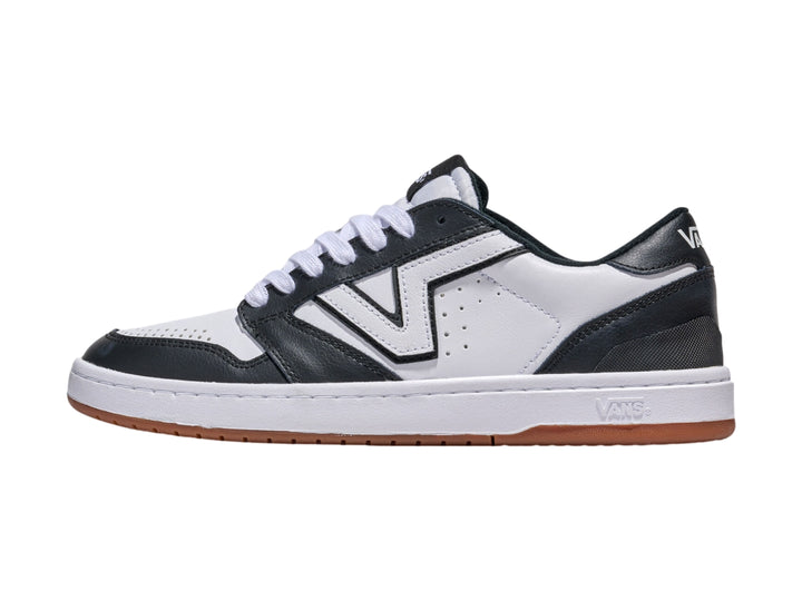 Tenis Vans Lowland 2.0 en colores blanco y negro con suela de goma color café.