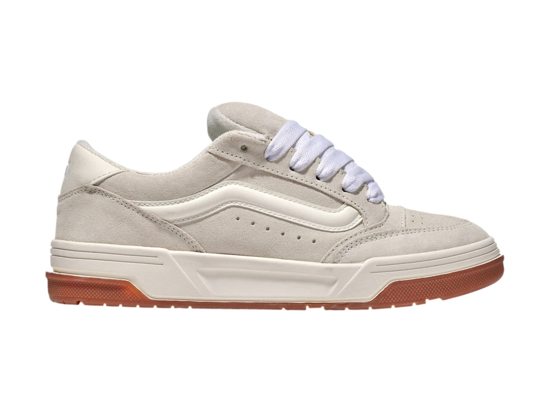 Tenis Vans modelo Hylane en color marshmallow con suela café y detalles en blanco.