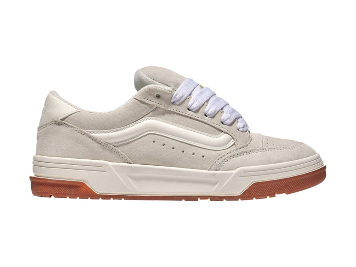 Tenis Vans modelo Hylane en color marshmallow con suela café y detalles en blanco.
