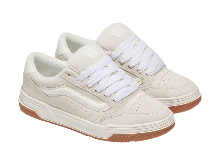 Tenis Vans modelo Hylane en color marshmallow con suela café y detalles en blanco.