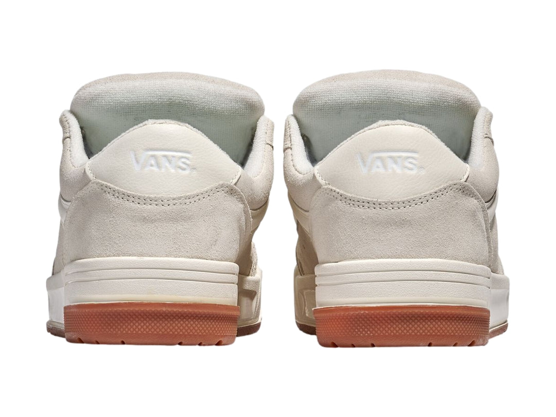 Tenis Vans modelo Hylane en color marshmallow con suela café y detalles en blanco.