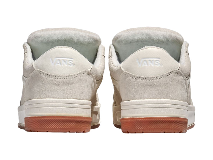 Tenis Vans modelo Hylane en color marshmallow con suela café y detalles en blanco.