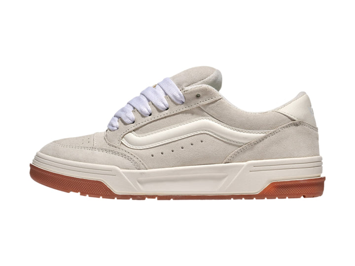 Tenis Vans modelo Hylane en color marshmallow con suela café y detalles en blanco.