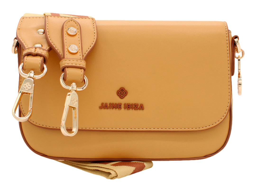 Bolso de hombro Jaime Ibiza en color mostaza con herrajes dorados y correa ajustable.
