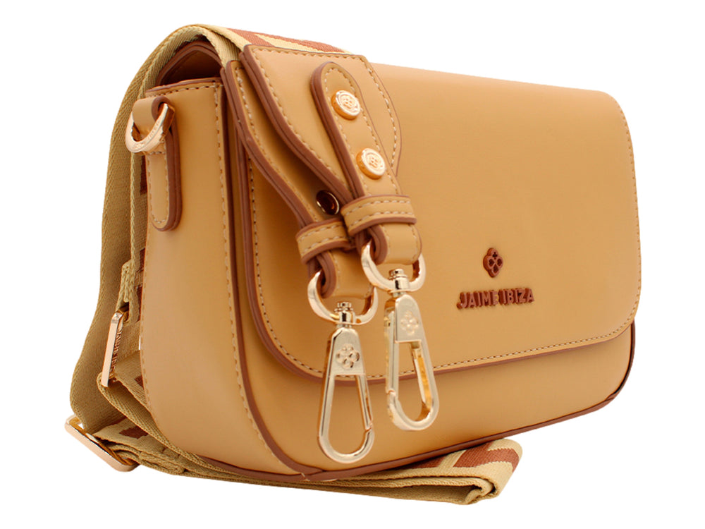 Bolso de hombro Jaime Ibiza en color mostaza con herrajes dorados y correa ajustable.
