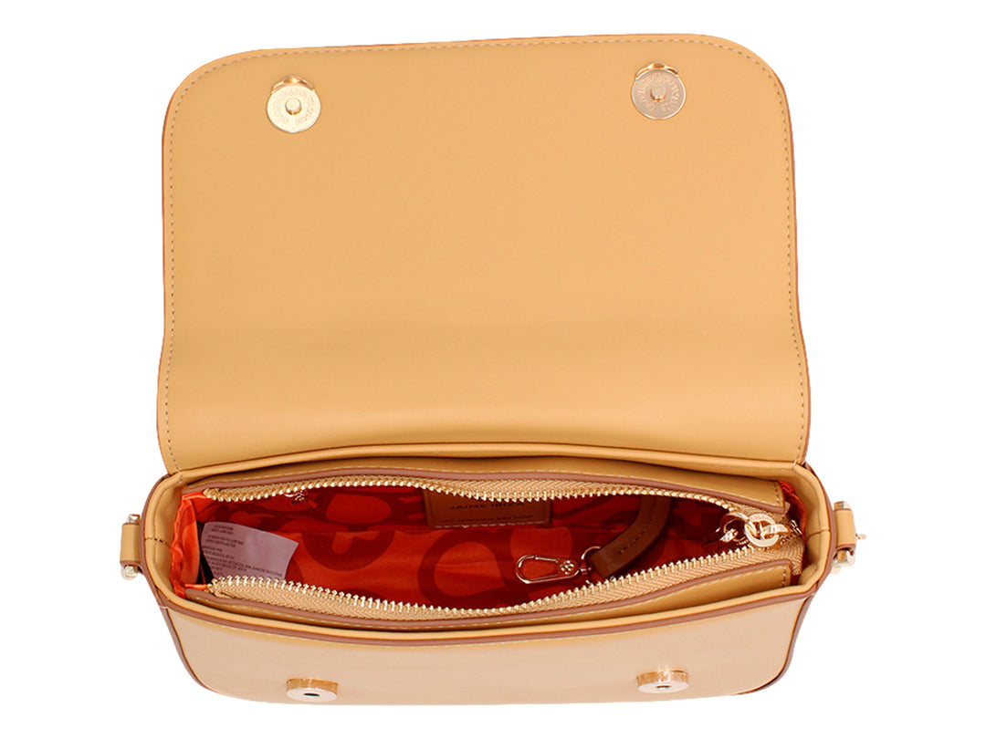 Bolso de hombro Jaime Ibiza en color mostaza con herrajes dorados y correa ajustable.