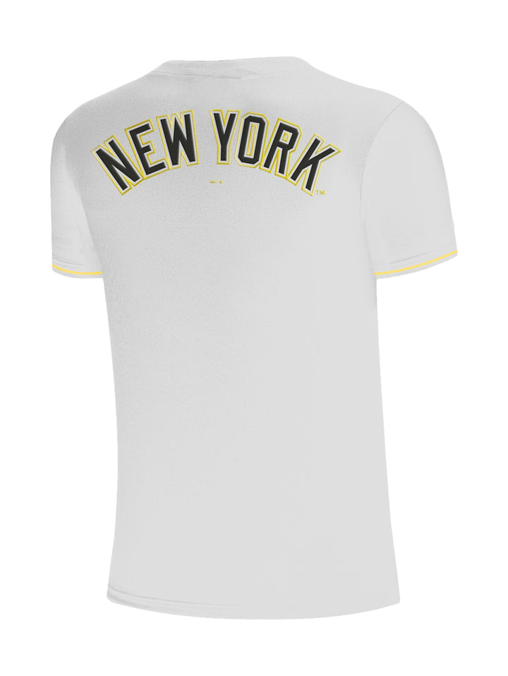 Playera deportiva blanca de manga corta con cuello de botones y logos dorados en el pecho.