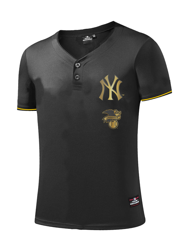 Camiseta deportiva negra de béisbol con detalles y logo de los New York Yankees en color dorado.