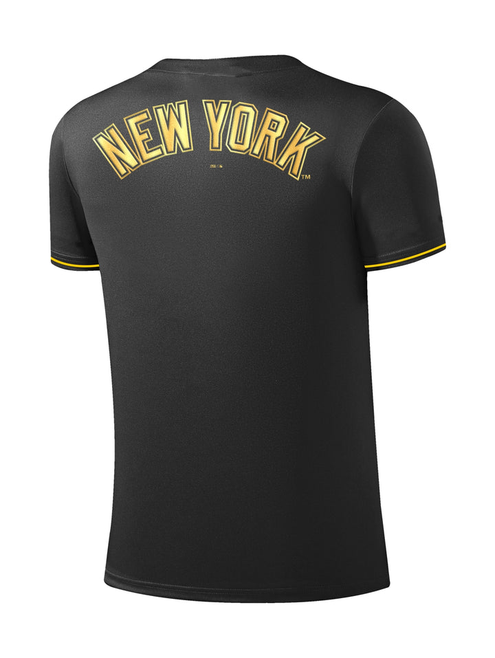 Camiseta deportiva negra de béisbol con detalles y logo de los New York Yankees en color dorado.