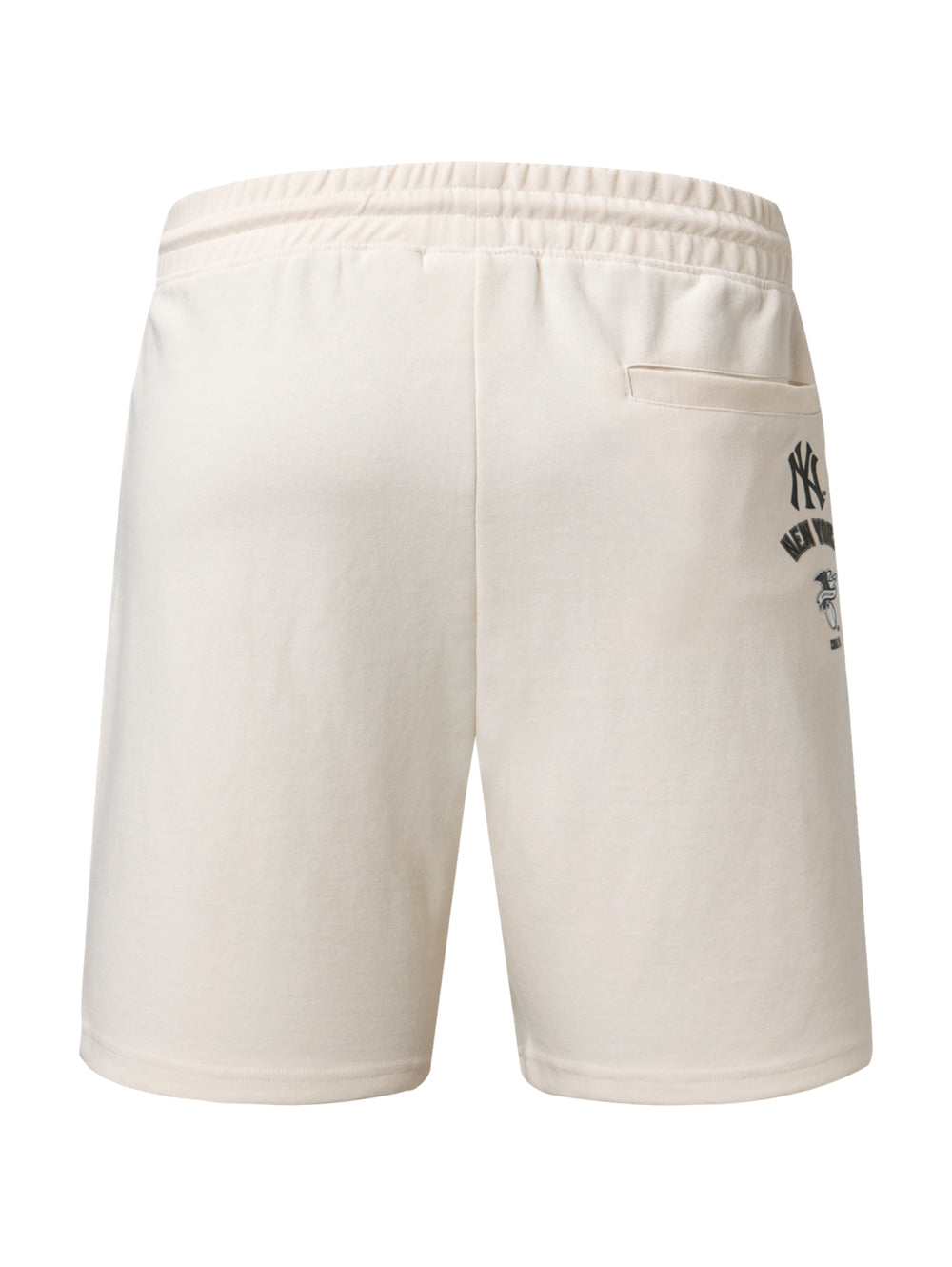 Pantalones cortos deportivos color beige con logo de los New York Yankees en la pierna izquierda.