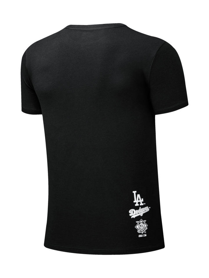Camiseta deportiva negra de manga corta con logotipo de los Dodgers en tono sobre tono.