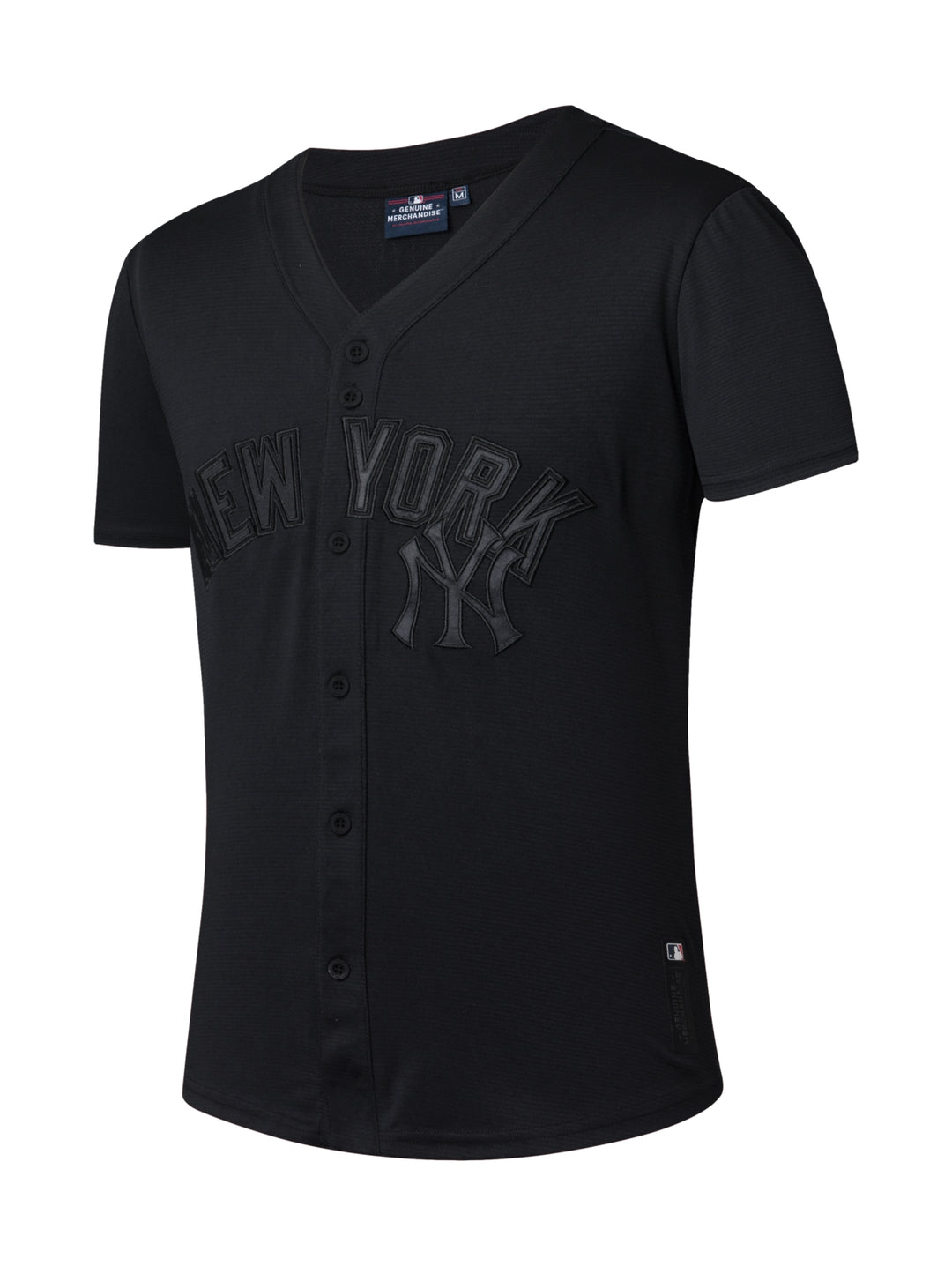Jersey de béisbol color negro con botones y texto New York en tono sobre tono.