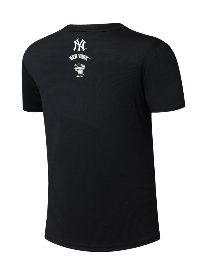 Jersey de béisbol color negro con botones y texto New York en tono sobre tono.