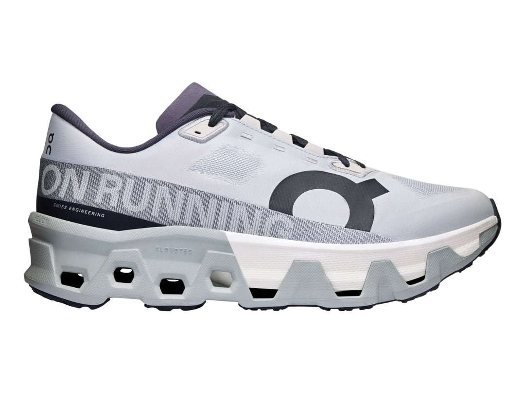 Tenis deportivos On Cloudmonster Hyper color glacier e ivory con suela robusta y diseño moderno.