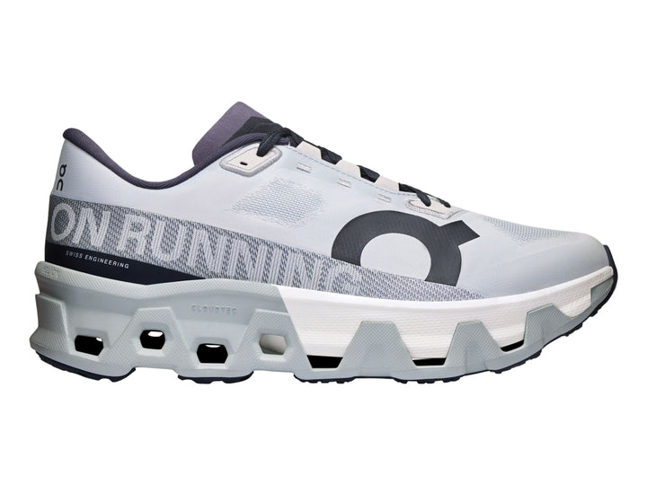 Tenis deportivos On Cloudmonster Hyper color glacier e ivory con suela robusta y diseño moderno.