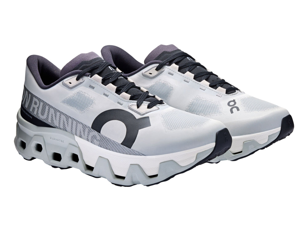 Tenis deportivos On Cloudmonster Hyper color glacier e ivory con suela robusta y diseño moderno.