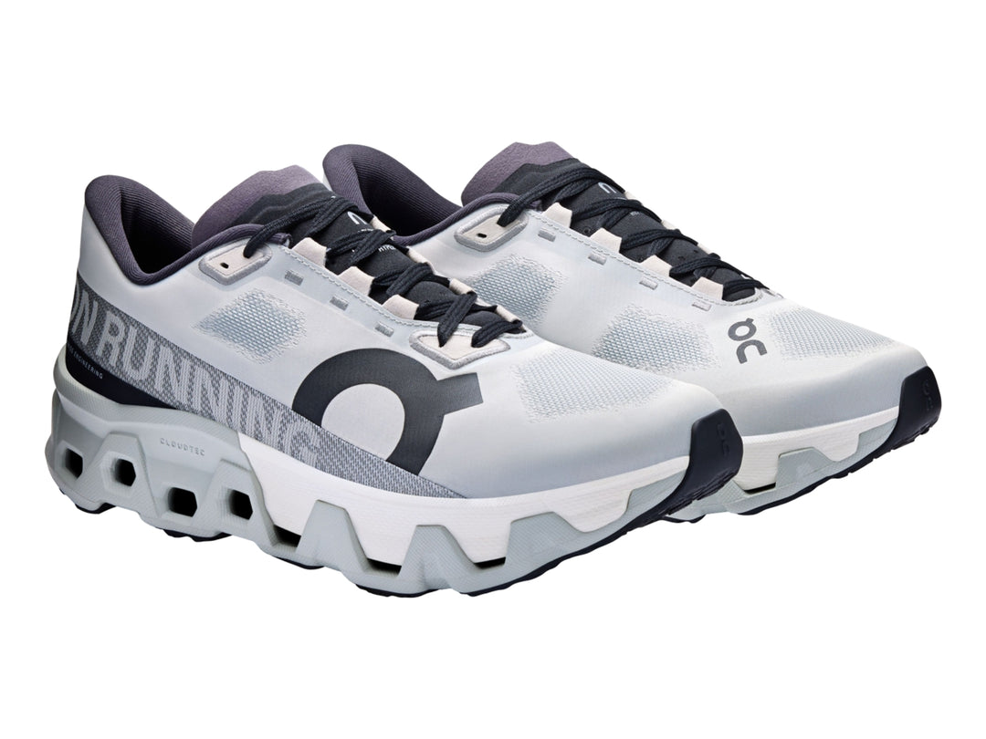 Tenis deportivos On Cloudmonster Hyper color glacier e ivory con suela robusta y diseño moderno.