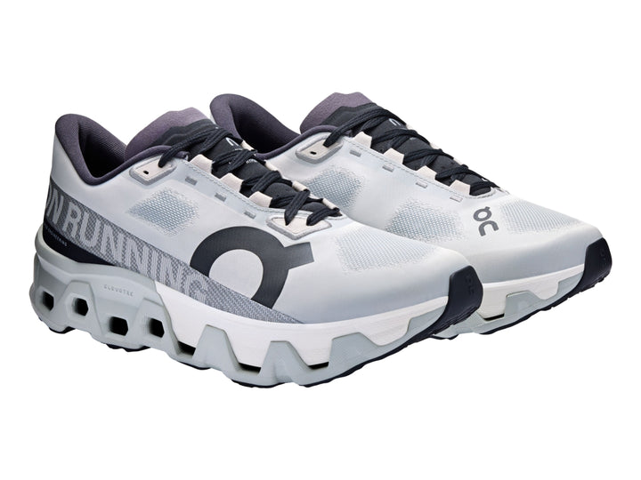 Tenis deportivos On Cloudmonster Hyper color glacier e ivory con suela robusta y diseño moderno.
