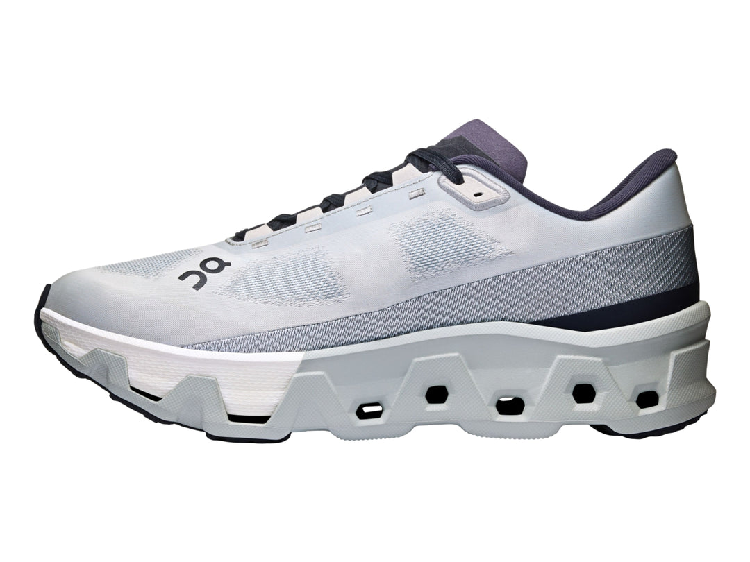 Tenis deportivos On Cloudmonster Hyper color glacier e ivory con suela robusta y diseño moderno.