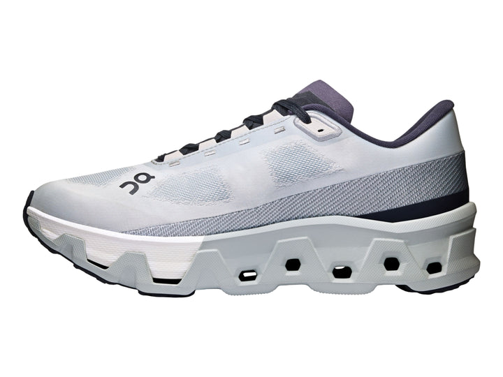 Tenis deportivos On Cloudmonster Hyper color glacier e ivory con suela robusta y diseño moderno.