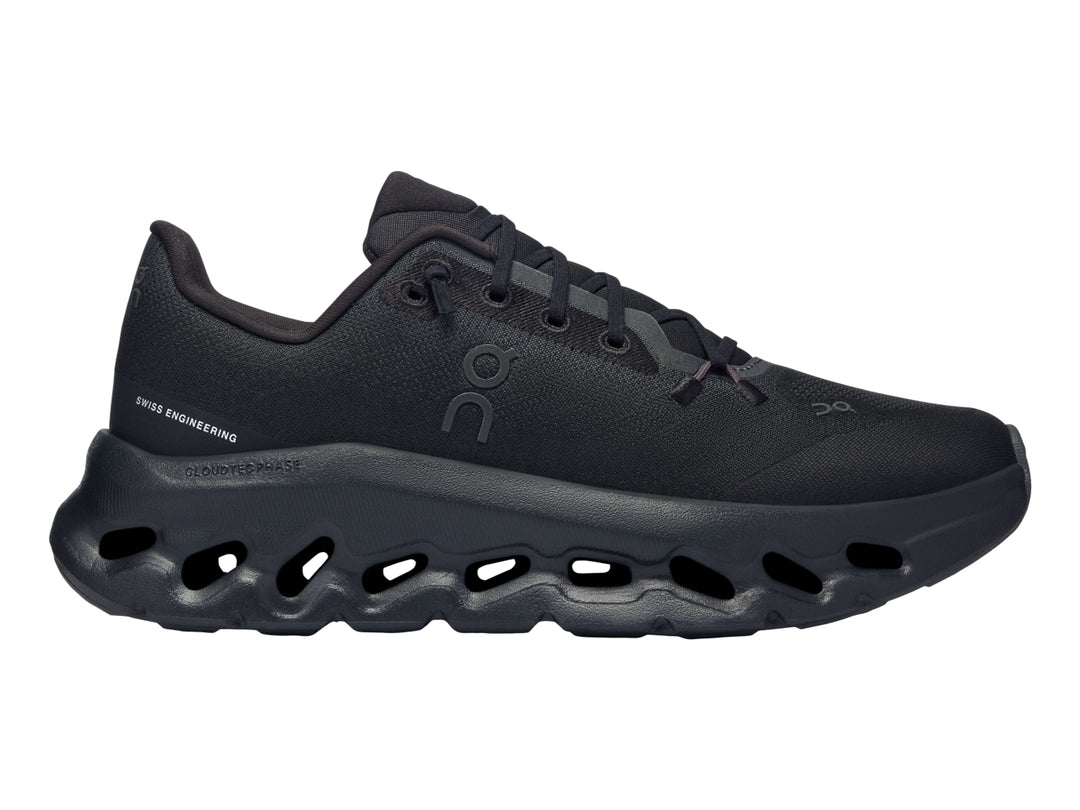 Tenis deportivos On Cloudtilt color negro para mujer con suela amortiguada característica.