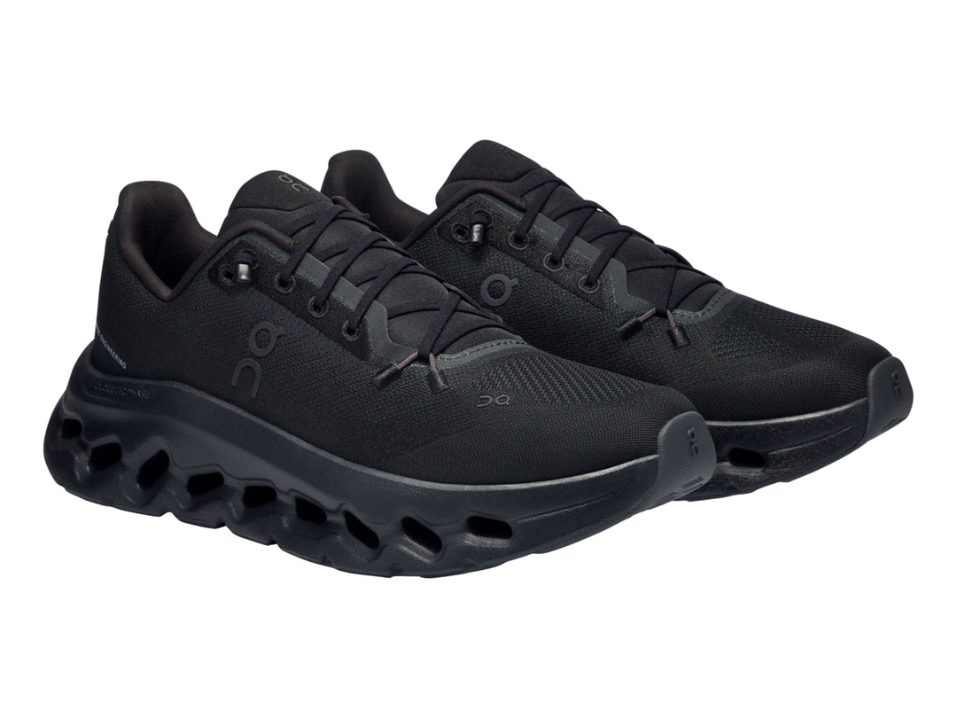 Tenis deportivos On Cloudtilt color negro para mujer con suela amortiguada característica.