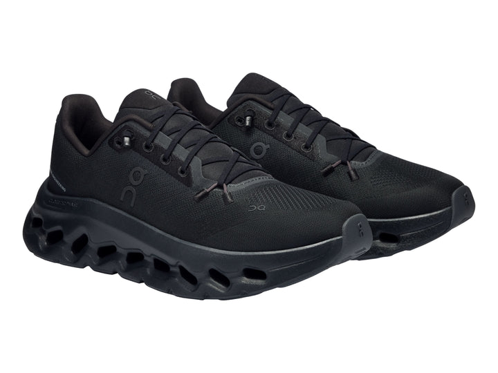 Tenis deportivos On Cloudtilt color negro para mujer con suela amortiguada característica.