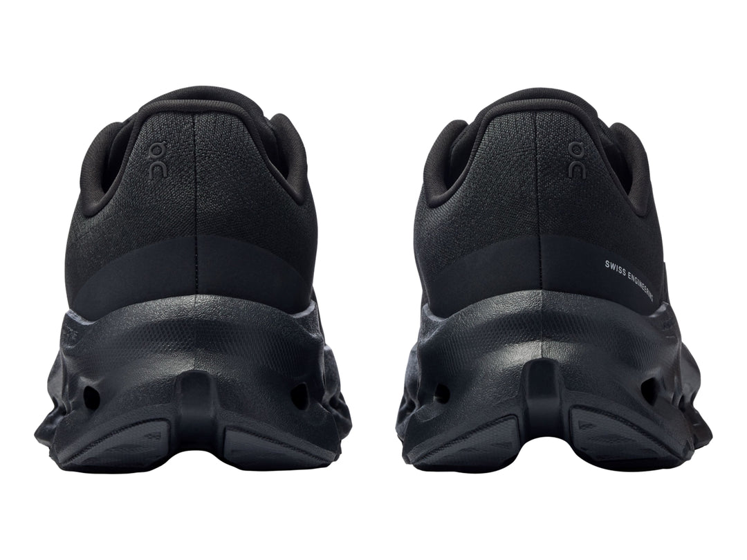 Tenis deportivos On Cloudtilt color negro para mujer con suela amortiguada característica.