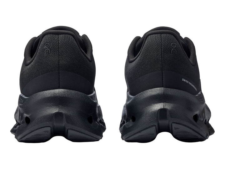 Tenis deportivos On Cloudtilt color negro para mujer con suela amortiguada característica.