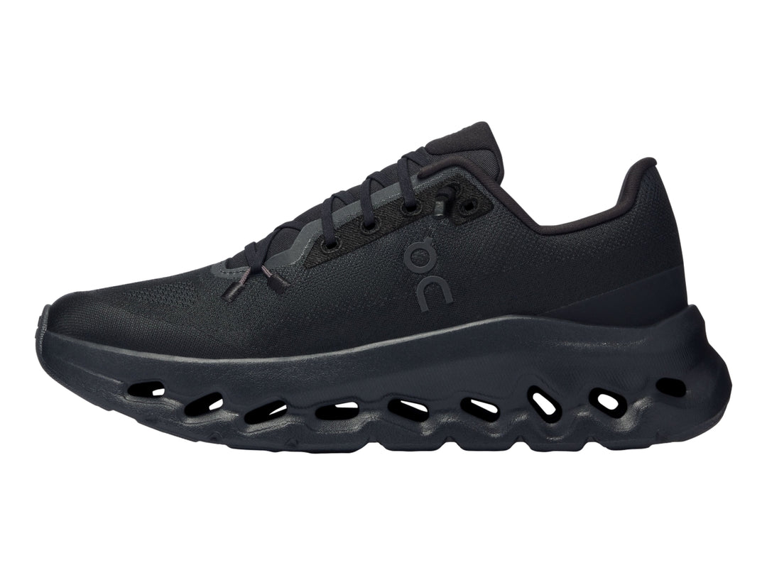 Tenis deportivos On Cloudtilt color negro para mujer con suela amortiguada característica.
