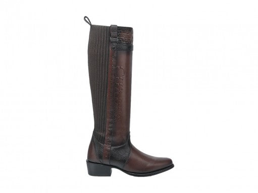 Botas altas de cuero color moka con detalles grabados y tacón bajo.